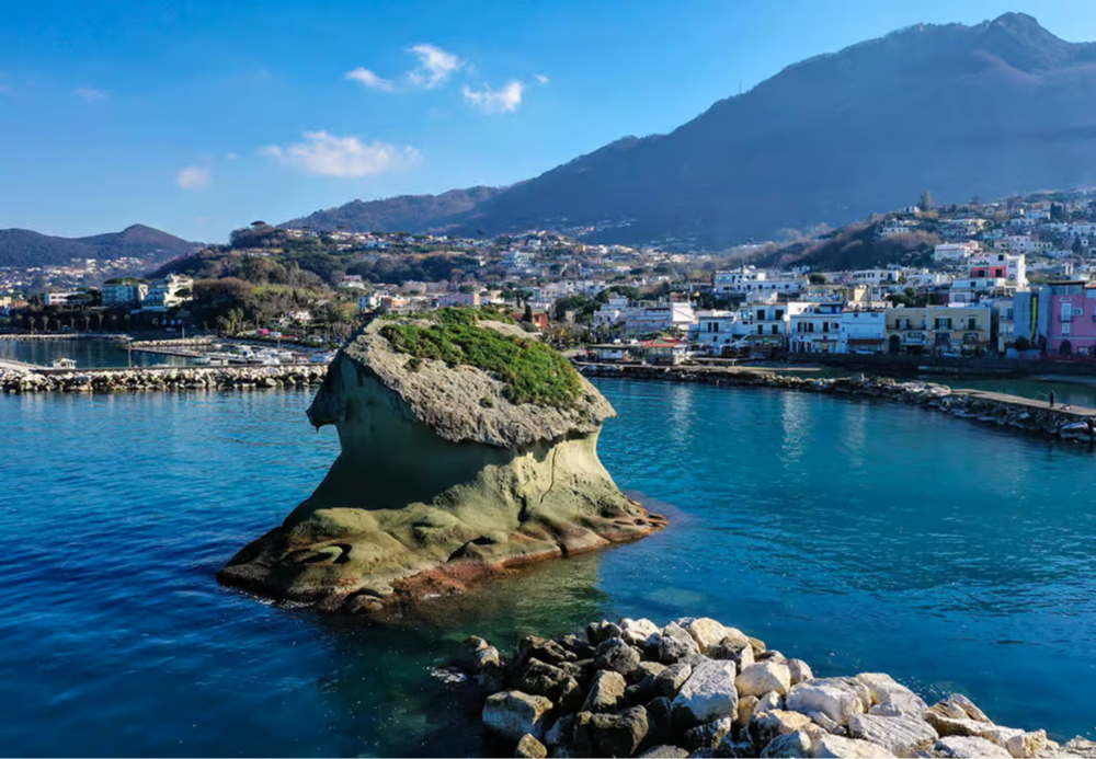 �yrundtur: Opplev Ischias frodige natur og vakre hager